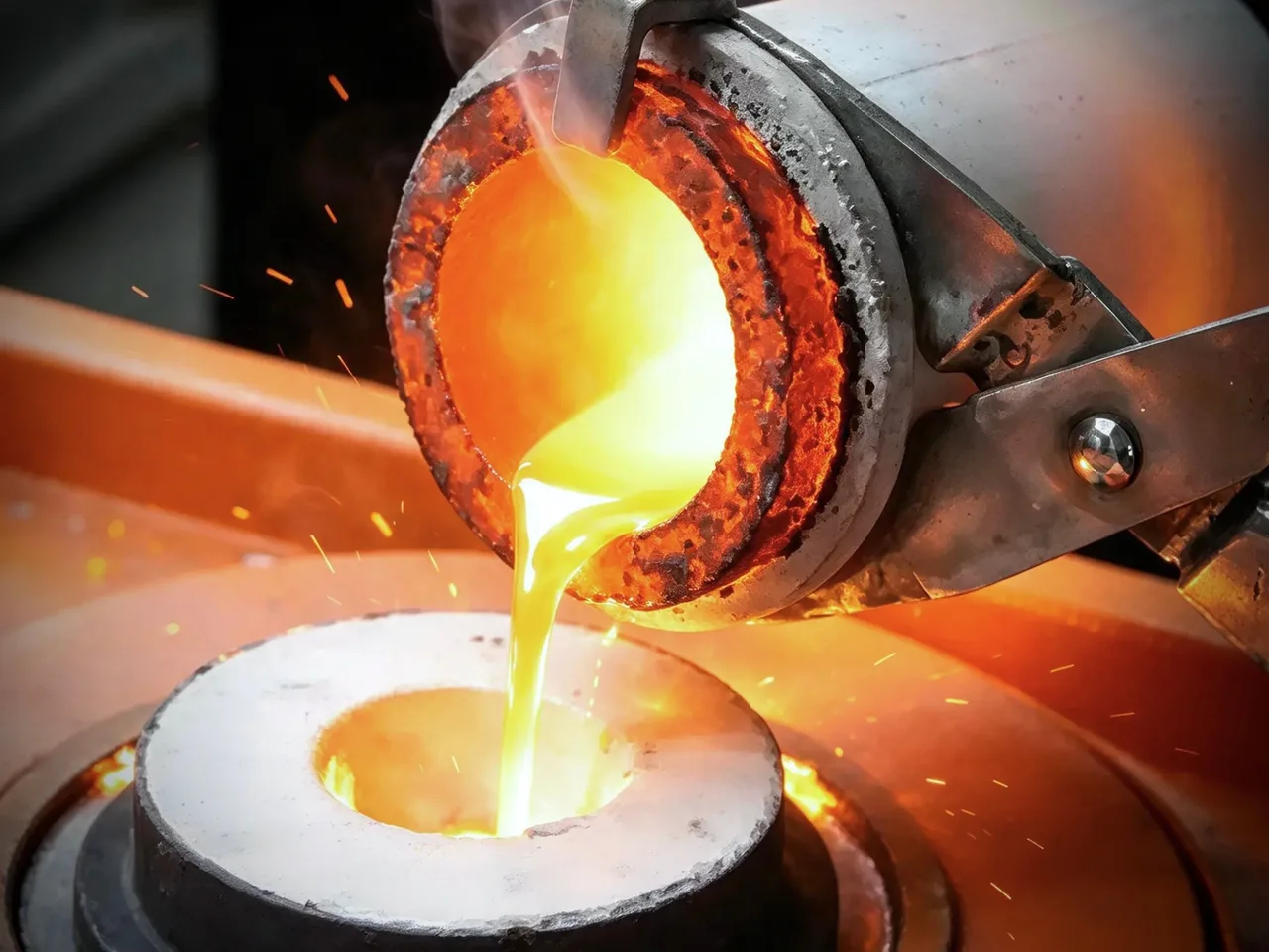 Rót vàng nóng chảy vào khuôn đúc